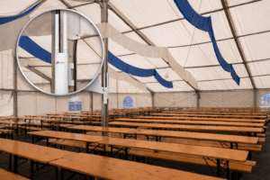 Festzelt von innen mit Reihen an Tischen und Bierbänken